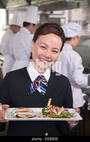Restaurant Gastgeberin präsentiert Gourmet-Teller Stockfoto