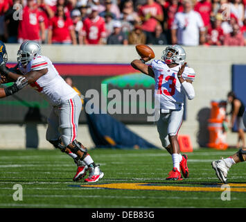 Berkeley, CA, USA. 14. September 2013. Ohio State Buckeyes quarterback Kenny Guiton (13) in Aktion während der NCAA Football-Spiel zwischen den Ohio State Buckeyes und California Golden Bears im Memorial Stadium in Berkeley CA. Ohio State besiegt Cal 52-34. © Cal Sport Media/Alamy Live-Nachrichten Stockfoto