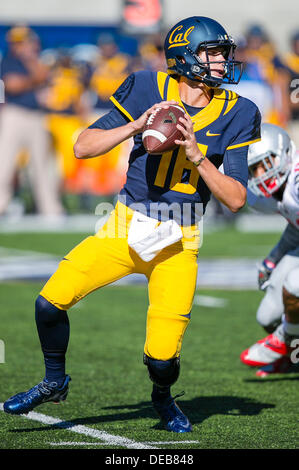 Berkeley, CA, USA. 14. September 2013. California Golden Bears quarterback Jared Goff (16) in Aktion während der NCAA Football-Spiel zwischen den Ohio State Buckeyes und California Golden Bears im Memorial Stadium in Berkeley CA. Ohio State besiegt Cal 52-34. © Cal Sport Media/Alamy Live-Nachrichten Stockfoto