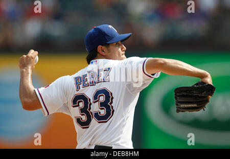 Arlington, Texas, USA. 15. September 2013. 15. September 2013 Arlington, Tx. Rangers Krug wirft MARTIN PEREZ als Oakland Athletik der Texas Rangers in einem MLB Baseball gespielt Spiel am Baseballstadion in Arlington, Tx. © Ralph Lauer/ZUMAPRESS.com/Alamy Live-Nachrichten Stockfoto
