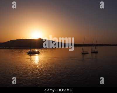 Die Aussicht auf dem Westufer des Flusses Nil in Assuan, Ägypten bei Sonnenuntergang Stockfoto