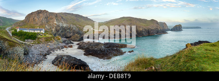 Eine neblige Dämmerung Kynance Cove auf der Lizard Halbinsel in Cornwall Stockfoto