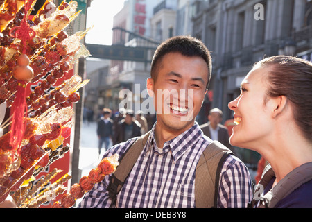 Zwei junge Menschen mit kandierten Haw. Stockfoto