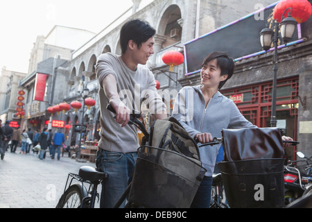 Junger Mann und Frau mit Fahrrädern und Rucksäcke. Stockfoto