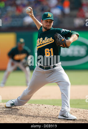 Arlington, Texas, USA. 15. September 2013. 15. September 2013 Arlington, Tx. Oakland Krug wirft SEAN DOOLITTLE wie Oakland Athletik der Texas Rangers in einem MLB Baseball gespielt Spiel am Baseballstadion in Arlington, Tx. © Ralph Lauer/ZUMAPRESS.com/Alamy Live-Nachrichten Stockfoto