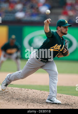 Arlington, Texas, USA. 15. September 2013. 15. September 2013 Arlington, Tx.Athletics Krug wirft SEAN DOOLITTLE wie Oakland Athletik der Texas Rangers in einem MLB Baseball gespielt Spiel am Baseballstadion in Arlington, Tx. © Ralph Lauer/ZUMAPRESS.com/Alamy Live-Nachrichten Stockfoto