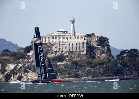 San Francisco, Kalifornien, USA. 15. September 2013. Oracle Team USA vergeht Alcatraz Island während der Rennen 9 in den Amerika-Cup-Finale mit einem starken Vorsprung. Oracle Team USA gewann das 9. Rennen durch eine komfortable 47 zweite Blei aber Split am Tag, Abschluss mit 1: 7 gegen Emirates Team New Zealand, die nur zwei weitere Rennen um das Beste aus 17 Serie nehmen © Jeremy Breningstall/ZUMAPRESS.com/Alamy Live News Stockfoto