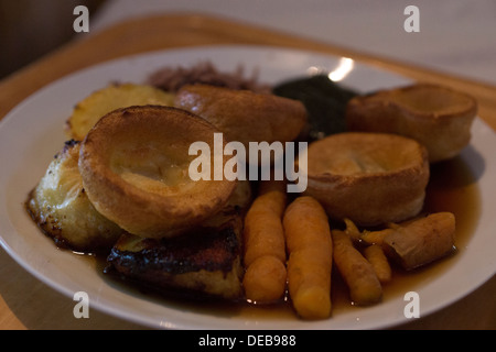 Englisch Braten Kartoffel Lamm Fleisch Soße Sonntagmittag Stockfoto