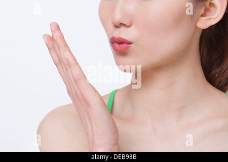 Nahaufnahme von junge Frau bläst einen Kuss, Studio gedreht Stockfoto