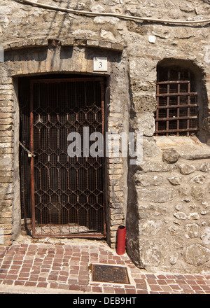 Ein Bettkasten bars den Eingang zu einer Tür in Italien, Europa Stockfoto