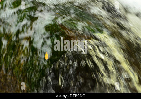 Wasser über den Rand eines Felsens fallen Stockfoto