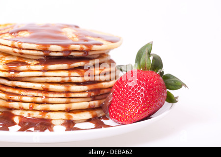 Pfannkuchen-Stapel, garniert mit Schokosauce und Erdbeere. Stockfoto