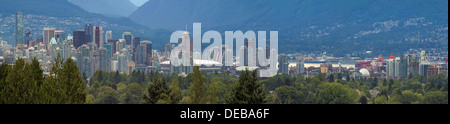 Vancouver BC Kanada Tag der Stadt Skyline und Grouse Mountain Panorama Stockfoto