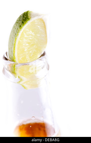 Bierflasche mit Kalk Keil in weißem Hintergrund Stockfoto