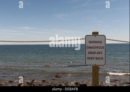 Point Judith Rhode Island Ozean Shoreline Drop Off Warnschild Stockfoto