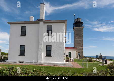 Beavertail Leuchtturm, erbaut im Jahre 1749, war und ist der erste Leuchtturm in Rhode Island. Stockfoto