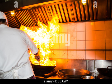 Feuer Gas brennen ist auf eisernen Pfanne rühren Feuer sehr heiß kochen. Stockfoto