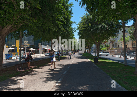 Tel Aviv-Jaffa, Israel Rothschild Boulevard (Hebräisch: שְׂדֵרוֹת רוֹטשִׁילד, Sderot Rotshild) ist einer der wichtigsten Straßen in der ce Stockfoto