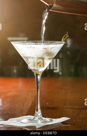 schmutzige Wodka Martini Spritzwasser in ein Cocktailglas mit grünen Oliven Stockfoto