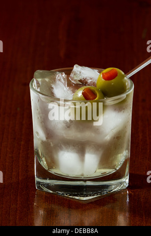 klassische Cocktail serviert auf den Felsen mit Piment gefüllte cocktail Oliven Stockfoto