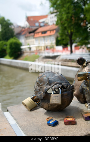 Metzgerei Brücke Schlachterbrücke-Metzgerei Brücke Skulptur Kunst Kunstwerk Frosch Fisch Schloss Schlösser Vorhängeschloss Vorhängeschlösser groteske Fisch f Stockfoto