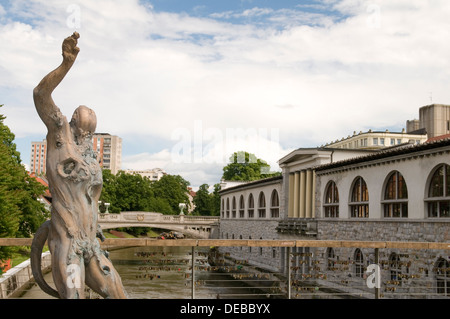 Metzgerei Brücke Schlachterbrücke-Metzgerei Metzger Brücke Skulptur Sperre Satyr Skulptur Statue Schlange Schlange Starteled Triple- Stockfoto