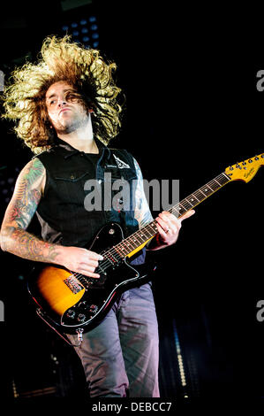 Toronto, Ontario, Kanada. 15. September 2013. JOE TROHMAN, führt Gitarrist für US-amerikanische Rock-Band "Fall Out Boy" auf der Bühne der Echo Beach in Toronto. © Igor Vidyashev/ZUMAPRESS.com/Alamy Live-Nachrichten Stockfoto