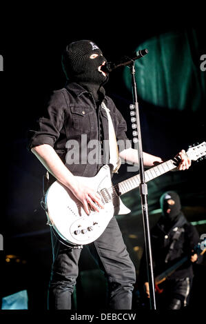 Toronto, Ontario, Kanada. 15. September 2013. Führen Sie PATRICK STUMP, Sänger/Gitarrist für US-amerikanische Rock-Band, die "Fall Out Boy" auf der Bühne der Echo Beach in Toronto ausführt. © Igor Vidyashev/ZUMAPRESS.com/Alamy Live-Nachrichten Stockfoto