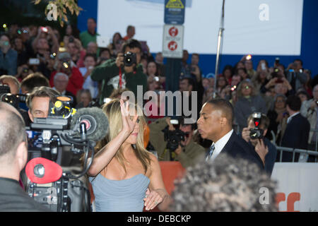 Toronto, Kanada. 14. September 2013. Jennifer Aniston wurde in Toronto am Samstag für die Weltpremiere von "Life of Crime", die mit Spannung erwartete Anpassung der Roman "The Switch" Elmore Leonard und Prequel zu Quentin Tarantinos "Jackie Brown." © Nisarg Fotografie/Alamy Live News Stockfoto