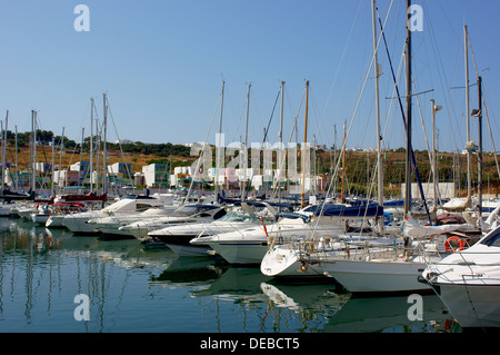 Boote und Yachten in der Marina Albufeira-Algarve-Portugal Stockfoto