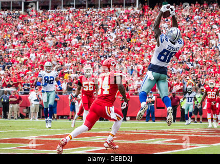 Kansas City, Missouri, USA. 16. September 2013. 15. September 2013 - Kansas City, Missouri, Vereinigte Staaten von Amerika - 15. September 2103: Dallas Cowboys Wide Receiver Dez Bryant (88) fängt einen Touchdown-Pass mit Kansas City Chiefs Cornerback Brandon Flowers (24) in der Berichterstattung während der NFL-Spiel zwischen den Dallas Cowboys und die Kansas City Chiefs am Arrowhead Stadium in Kansas City, Missouri. Die Häuptlinge besiegt die Cowboys 17-16. Bildnachweis: Csm/Alamy Live-Nachrichten Stockfoto