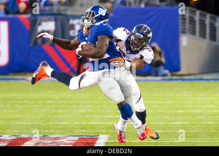 East Rutherford, New Jersey, USA. 16. September 2013. 15. September 2013: Denver Broncos außerhalb Linebacker Wesley Woodyard (52) zieht an New York Giants Runningback David Wilson (22), als er versucht, ihn zu bekämpfen, während die NFL-Spiel zwischen den Denver Broncos und die New York Giants im MetLife Stadium in East Rutherford, New Jersey. (Christopher Szagola/Cal Sport Media) Bildnachweis: Csm/Alamy Live-Nachrichten Stockfoto