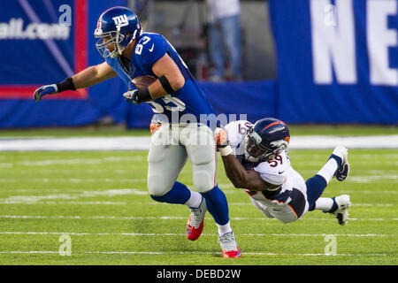 East Rutherford, New Jersey, USA. 16. September 2013. 15. September 2013: New York Giants-Tight-End Brandon Myers (83) läuft mit dem Ball als Denver Broncos Linebacker Danny Trevathan (59) versucht, ihn während der NFL-Spiel zwischen den Denver Broncos und die New York Giants im MetLife Stadium in East Rutherford, New Jersey zu senken. Die Broncos gewinnen 41-23. (Christopher Szagola/Cal Sport Media) Bildnachweis: Csm/Alamy Live-Nachrichten Stockfoto
