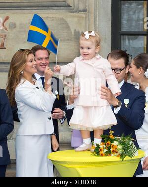 Kronprinzessin Victoria, Prinzessin Estelle, Prinz Daniel, Prinz Carl Philip, Prinzessin Madeleine und Christopher O'Neil nimmt an der Eröffnung der Tanz-Feier der Stadt Stockholm im Zusammenhang mit König Carl Gustaf 40-jähriges Jubiläum auf dem Innenhof des königlichen Palastes in Stockholm, Schweden, 15. September 2013. Foto: Foto: RPE / Albert Nieboer-- Stockfoto