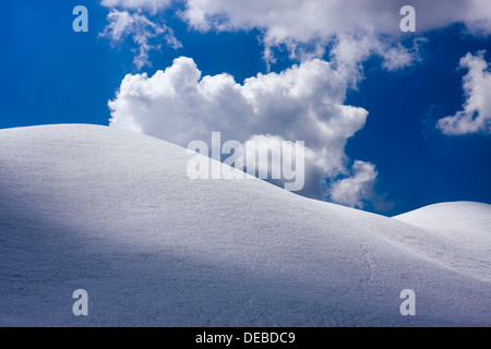 Weiße Wolken am blauen Himmel, Ridge Creste de Zonia über Passo Giau oder Giau Pass, Dolomiten, Italien, Europa Stockfoto