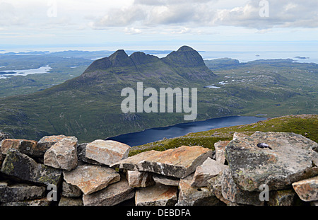 Die schottischen Berge Sulivan (eine Graham) und Loch Na Gainimh gesehen aus dem Stein Tierheim auf dem Gipfel des Canisp (ein Corbett) Stockfoto