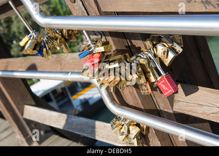 Liebe sperrt ON THE The Ponte Dell' Accademia, CANAL Grande, Venedig, Italien Stockfoto