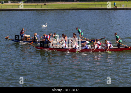 England Oxfordshire Henley, Drachenboot-Rennen auf der Themse Stockfoto