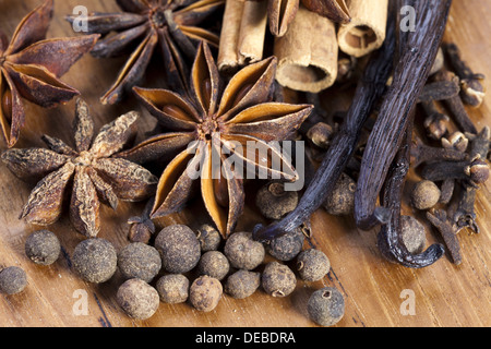 Sortiment an weihnachtlichen Gewürzen auf Holzbrett als Ansicht schließen Stockfoto