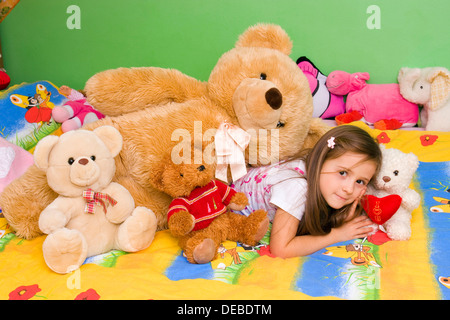 Mädchen, 4 Jahre, mit viel Plüsch Spielzeug Stockfoto