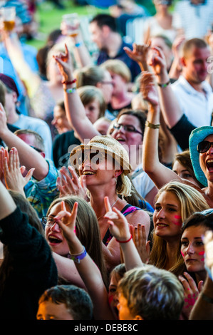 Massen von Menschen genießen die Musik bei den großen Tribute Music Festival, August Bank Holiday Wochenende, Wales UK Stockfoto