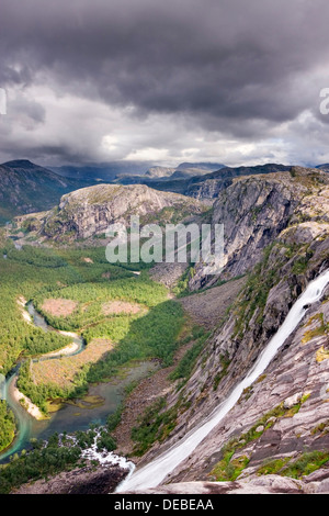 Litlverivassforsen Wasserfall und Storskogelva River im Storskogdalen Tal, Rago Nationalpark, Nordland County, Norwegen Stockfoto