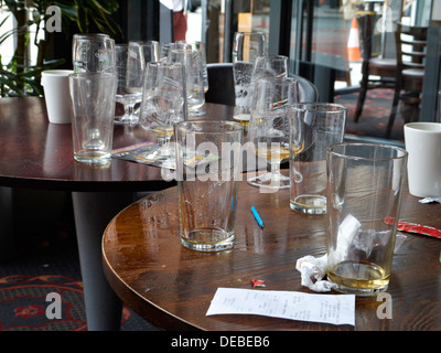 Leere Biergläser in einem Pub UK Stockfoto