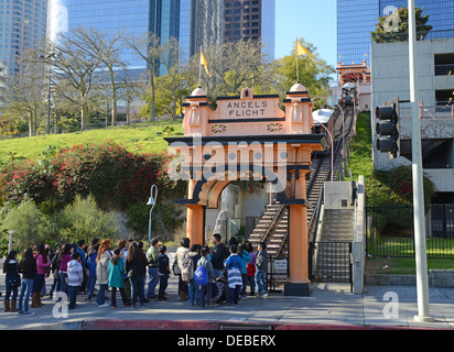 Touristen-Warteschlange, auf was ist bekannt als die kürzeste Bahn der Welt zu reisen. Die Angels Flight Standseilbahn in Los Angeles. Stockfoto