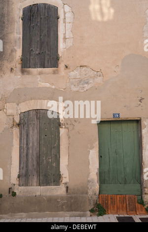 Altes Haus mit Fensterläden in St Remy de Provence, Frankreich Stockfoto