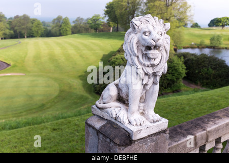 Löwenstatue inmitten von Shrigley Hall Hotel, Golf und Country Club, Pott Shrigley, Macclesfield, Cheshire Stockfoto