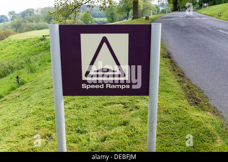 Geschwindigkeit Rampen Schild am am Shrigley Hall Hotel, Golf und Country Club, Pott Shrigley, Macclesfield, Cheshire Stockfoto