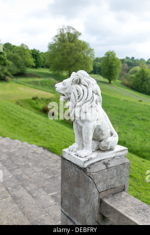 Löwenstatue inmitten von Shrigley Hall Hotel, Golf und Country Club, Pott Shrigley, Macclesfield, Cheshire Stockfoto