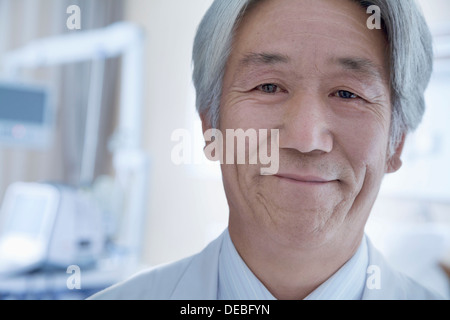 Close-up Portrait von Reifen männlichen Arzt im Krankenhaus Stockfoto