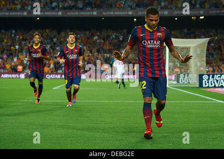 Barcelona, Spanien. 19. September 2013. Dani Alves (FC Barcelona) feiert nach seinem Tor in der Primera División Fußballspiel zwischen FC Barcelona und Sevilla CF, im Camp Nou Stadion in Barcelona, Spanien, Donnerstag, 19. September 2013. Foto: S.Lau © Dpa/Alamy Live-Nachrichten Stockfoto